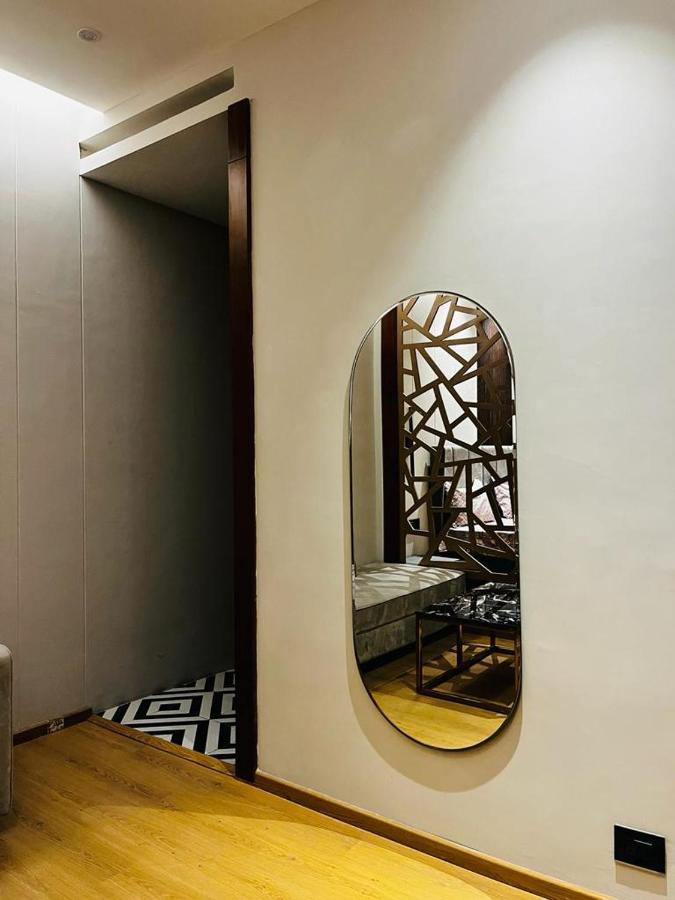 Luxe Apartment By Hey Studio'S Ghaziabad Ngoại thất bức ảnh