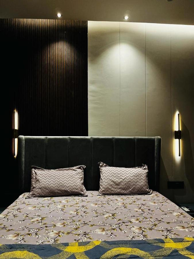 Luxe Apartment By Hey Studio'S Ghaziabad Ngoại thất bức ảnh
