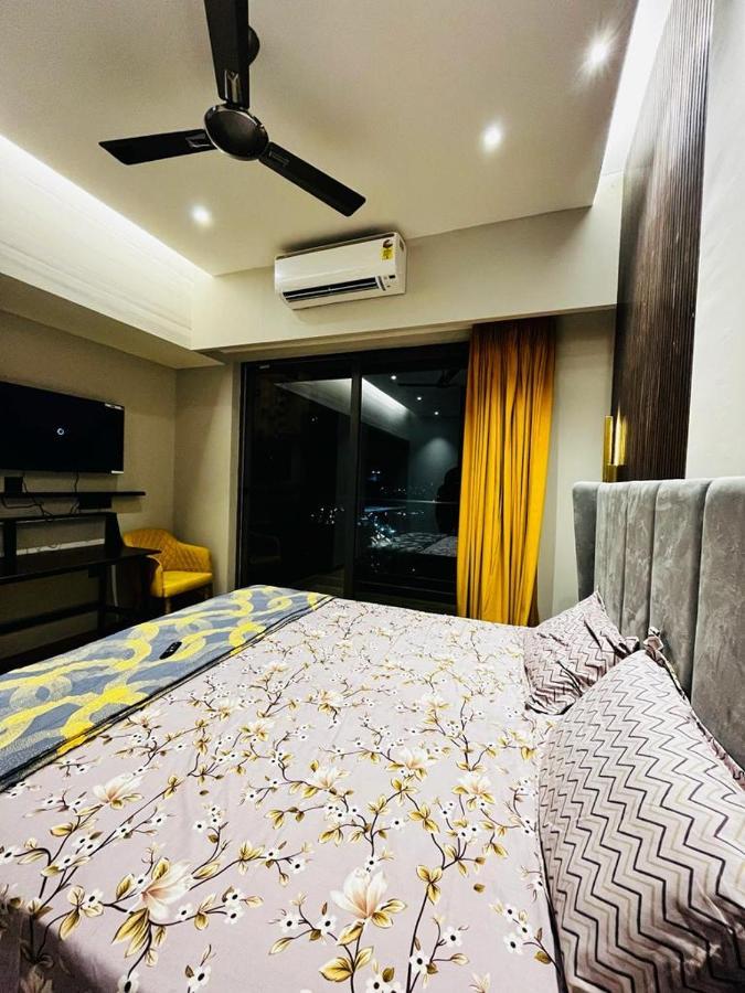 Luxe Apartment By Hey Studio'S Ghaziabad Ngoại thất bức ảnh