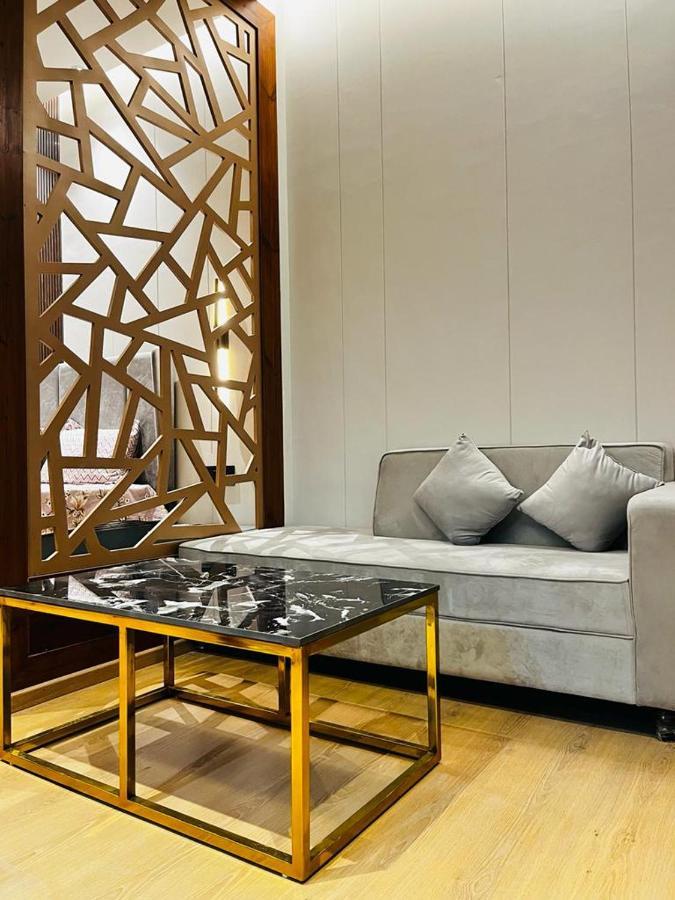 Luxe Apartment By Hey Studio'S Ghaziabad Ngoại thất bức ảnh